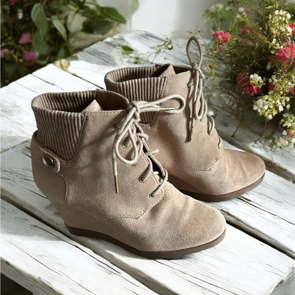 Michael Kors Carrigan Wedge Suede Ankle Boot Tan Size 6.5. - Picture 4 of 12